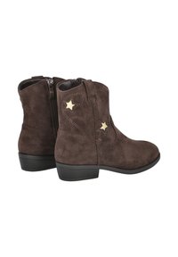 Botas de tobillo de ante marrón con un tacón bajo, que cuentan con bordado de estrellas y una cremallera lateral para facilitar su puesta. Textura suave y diseño de punta redonda.