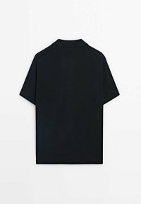 Czarna koszulka polo z krótkim rękawem i kołnierzykiem, o gładkiej teksturze i prostym, eleganckim wzornictwie, bez widocznych logo czy wzorów.