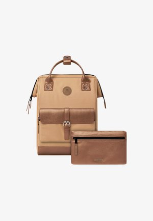 Zaino beige e bronzo con tasca frontale con fibbia e pochette coordinata con cerniera bronzo posizionata davanti. Entrambi gli articoli presentano dettagli in pelle testurizzata.