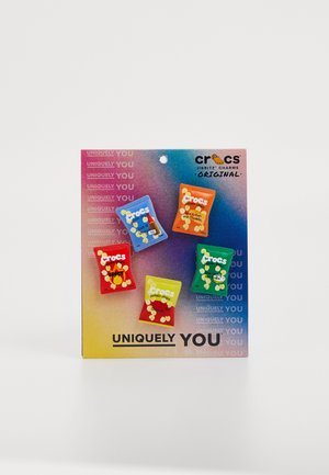 Ensemble de cinq charms Jibbitz Crocs en forme de sachets de chips, dans des couleurs bleue, rouge, orange, jaune et verte. Chacun a un texte de saveur unique.