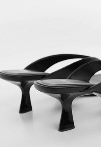 Mango T-sandali - black