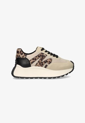 Zapatilla beige y negra con detalles en estampado de leopardo, laterales de malla, cordones negros y suela blanca gruesa con banda de rodadura negra.