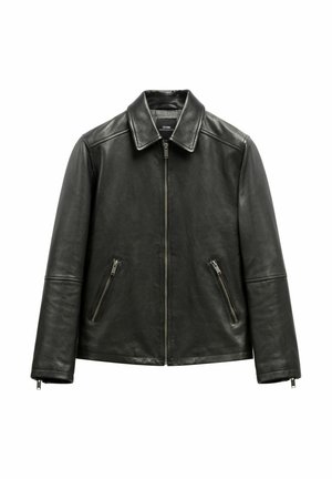 Czarna skórzana kurtka z kołnierzem, przednim zamkiem błyskawicznym i dwoma zamykanymi kieszeniami. Charakteryzuje się gładką teksturą i dopasowanym krojem bez widocznych ozdób.