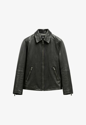 Czarna skórzana kurtka z kołnierzem, przednim zamkiem błyskawicznym i dwoma zamykanymi kieszeniami. Charakteryzuje się gładką teksturą i dopasowanym krojem bez widocznych ozdób.