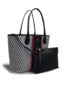 Borsa tote con motivo geometrico grigio e nero, accenti rossi e neri, due manici neri e una busta nera con zip staccabile.