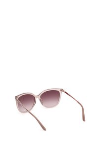 Gafas de sol en forma de ojo de gato con tinte rosa y lentes graduados de púrpura claro a púrpura oscuro, con finos acentos metálicos en los laterales.
