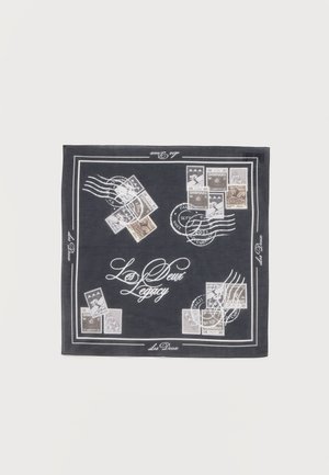 Dunkler quadratischer Schal mit weißen Poststempel-Designs, Poststempeln und "Les Deux Legacy" Schrift in der Mitte und an den Ecken.