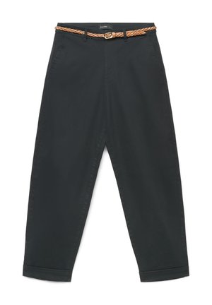 Pantalon noir taille haute fuselé avec ourlets retroussés et une fine ceinture tressée camel avec boucle dorée à la taille.