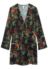 Schwarzes Wickelkleid mit einem floralen und Vogelmotiv in Grün, Rot und Gold. Lange Ärmel mit einem strukturierten Akzent entlang der Taille.