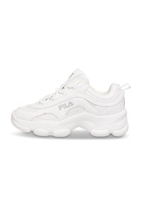 Baskets de sport blanches avec un dessus en cuir texturé et en mesh, semelle rembourrée, bout arrondi et logo Fila sur le côté.