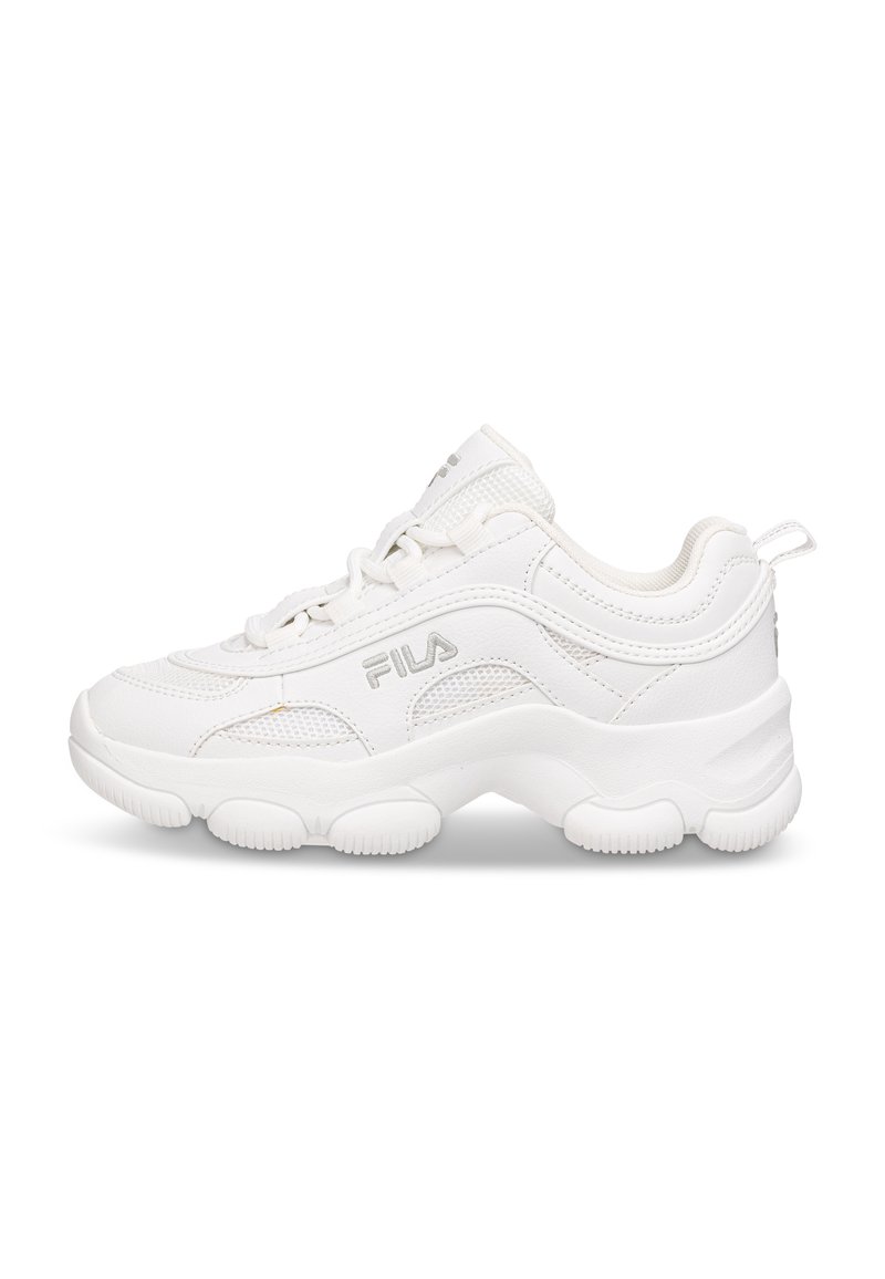 Baskets de sport blanches avec un dessus en cuir texturé et en mesh, semelle rembourrée, bout arrondi et logo Fila sur le côté.