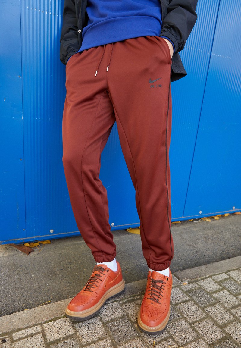 Nike Sportswear AIR PANT Tracksuit bottoms oxen brown/black/brown