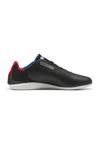 Sort sneaker med en glat læderoverdel, der har røde og blå detaljer ved hælen og kraven, samt en hvid gummisål.