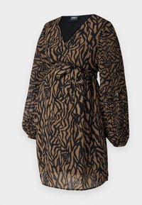 Hnědá a černá těhotenská šaty s potiskem zvířecí kožešiny, s dlouhými nafouknutými rukávy, V-výstřihem a zavázaným pasem na jednobarevném pozadí.