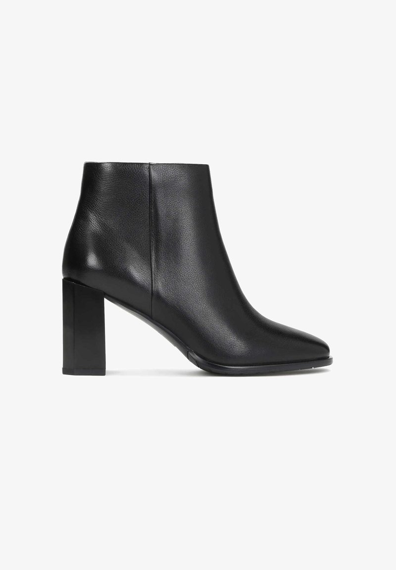 Bottine en cuir noir avec bout pointu et talon bloc épais, vue latérale sur fond blanc.