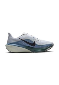 Λευκό και ανοιχτό μπλε παπούτσι τρεξίματος Nike με μαύρο λογότυπο Swoosh και μαξιλαρωμένη σόλα, εμφανίζεται από πλάγια σε λευκό φόντο.