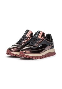 Buty sportowe z metaliczno-różowo-złotą i czarną cholewką, posiadające teksturowany wzór, grubą podeszwę i czarne sznurowadła. Trwała gumowa podeszwa.