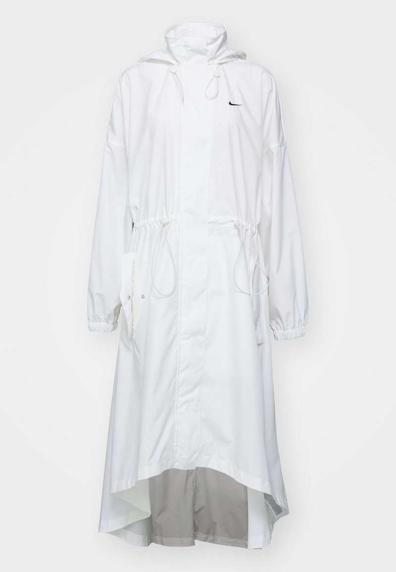 Witte lichtgewicht regenjas met een hoge kraag, een trekkoord in de taille en elastische manchetten; bevat een logo op de borst en een hoge-laag zoom.