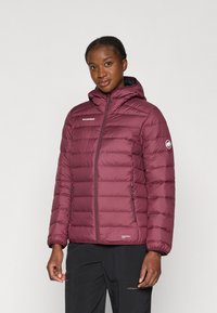 Βουργουνδίνο μπουφάν με επένδυση, κουκούλα και τσέπες με φερμουάρ. Διαθέτει σχέδιο με φουσκώματα, μαλακή υφή και λογότυπο στο στήθος και το μανίκι.