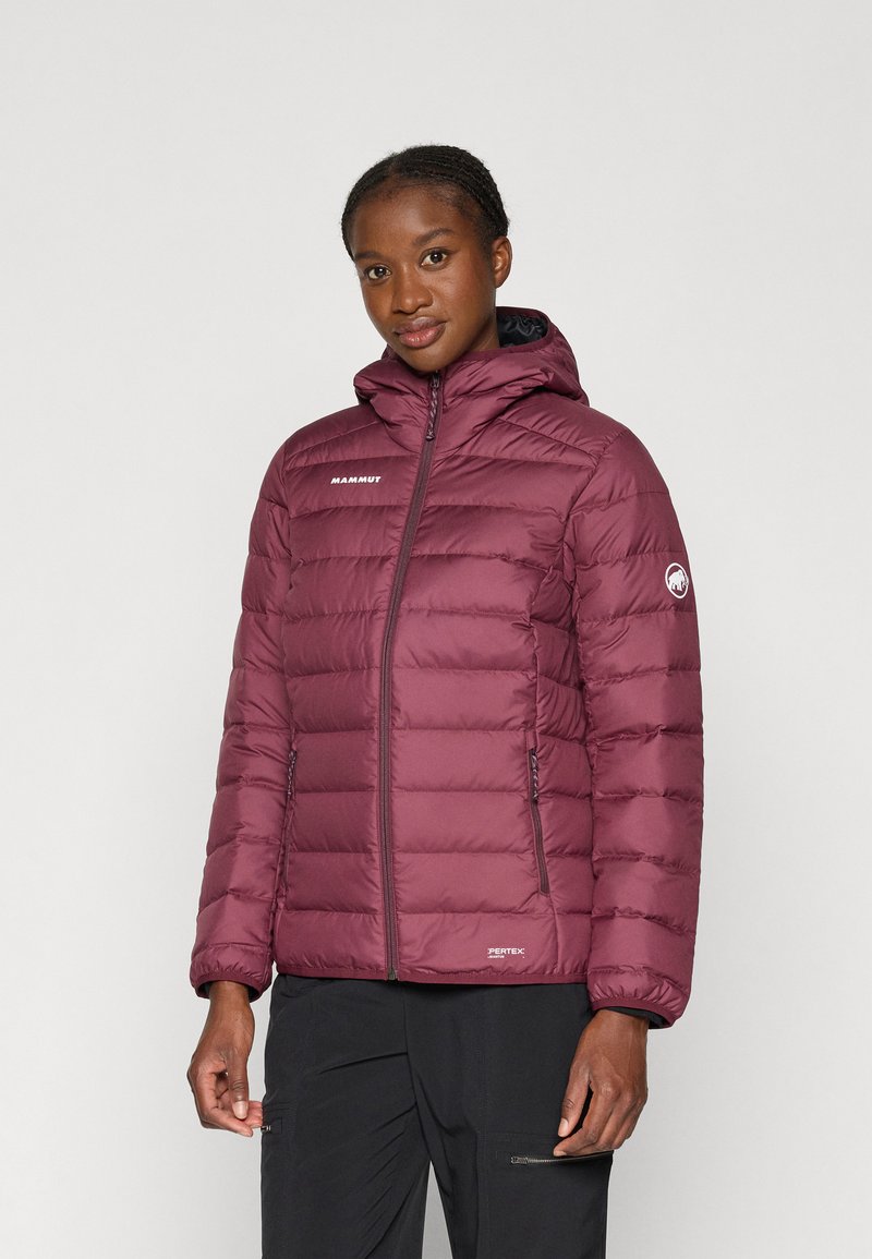 Βουργουνδίνο μπουφάν με επένδυση, κουκούλα και τσέπες με φερμουάρ. Διαθέτει σχέδιο με φουσκώματα, μαλακή υφή και λογότυπο στο στήθος και το μανίκι.