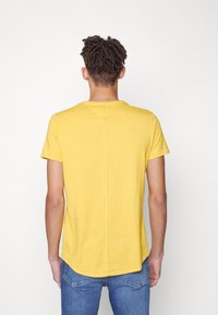 Tommy Jeans SLIM JASPE CREW NECK - T-shirt básica - prairie yellow
