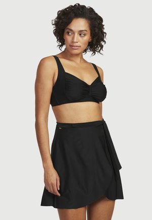 Svart tvådelad baddräkt med en rynkad bralette topp med breda axelband och en matchande omslagskjol. Slät tyg med en klassisk design.