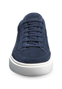 Marineblaue Wildledersneaker mit weißer Gummisohle, ausgestattet mit sieben Ösen und flachen Schnürsenkeln, glatter Textur und rundem Zehendesign.
