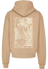 Beige hoodie med et krèmefarvet grafisk tryk af palmer og havlandskab på ryggen, akkompagneret af teksten "E KOMO MAI."