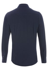 Marineblauwe blouse met lange mouwen, gestructureerde kraag, knoopmanchetten en een gladde textuur. Beschikt over een strakke snit en een subtiele achternaad detail.