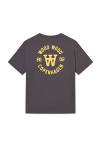 Graues Baumwoll-T-Shirt mit kurzen Ärmeln, versehen mit einem gelben Kreis-Graphic und dem Aufdruck "WOOD WOOD COPENHAGEN" sowie "2002" auf der Rückseite.