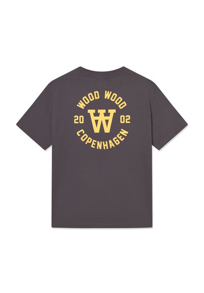 T-shirt in cotone grigio con maniche corte, con una grafica circolare gialla con "WOOD WOOD COPENHAGEN" e "2002" stampato sul retro.