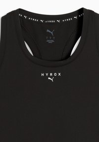 Μαύρο αθλητικό αμάνικο με το λογότυπο "HYROX" και το λογότυπο της Puma στο στήθος, καθώς και επαναλαμβανόμενα λογότυπα "HYROX" και Puma στη ζώνη του γιακά.
