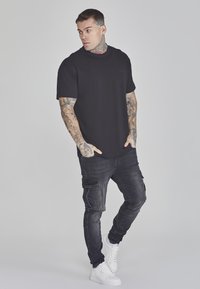 SIKSILK Basic T-shirt - black