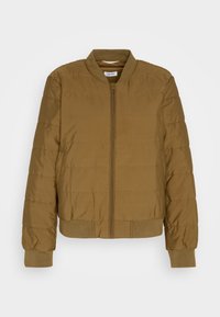 Veste bomber matelassée marron clair avec fermeture éclair devant, col, poignets et bas en côte, présentée sur un fond blanc uni.