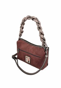 Bolso sintético marrón con un asa trenzada en topo, cierre de cremallera, bolsillo frontal y un parche decorativo que presenta un corazón y un texto.