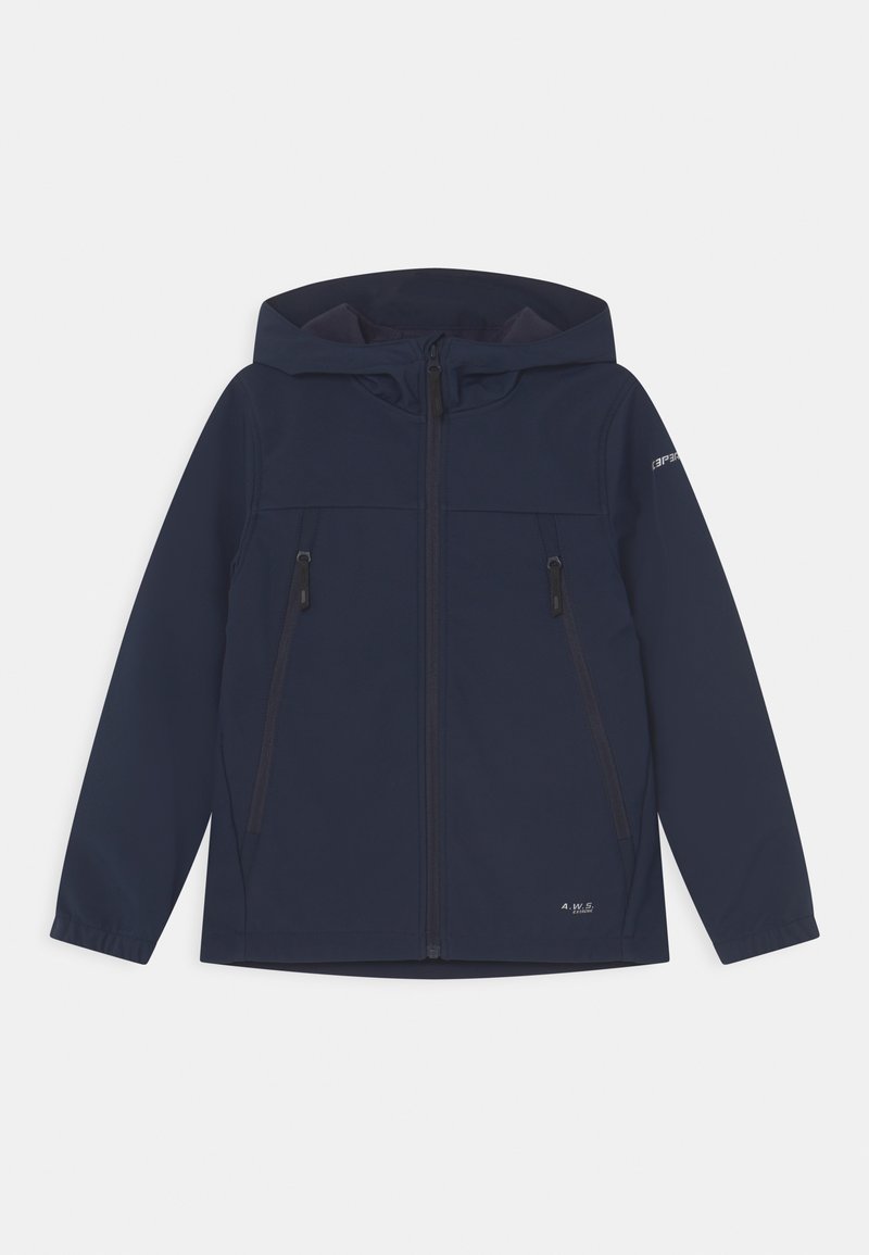 Veste softshell bleu marine avec capuche, deux poches avant zippées et poignets élastiques. Présente un logo sur la manche et une texture lisse.