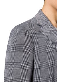 Szary marynarka w deseń, charakteryzująca się mieszanym wzornictwem kratek i linii, wyraźnymi klapami oraz gładką fakturą materiału.