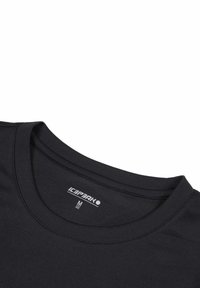 Zwarte T-shirt met een ronde hals, gemaakt van zacht materiaal. Heeft een bedrukte label met het merk "ICEPEAK" en maat "M."