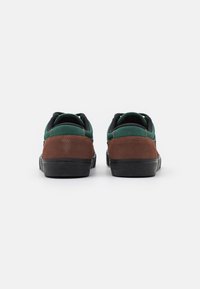 Nike SB CHRON 2 UNISEX - Sportcipő - light chocolate/black/noble green/safety orange/lucky green/black