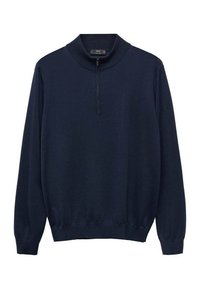 Námořnicky modrý pletený svetr s vysokým límcem, částečným zipem a žebrovanými manžetami. Měkká textura s jednobarevným designem, bez viditelných vzorů nebo akcentů.