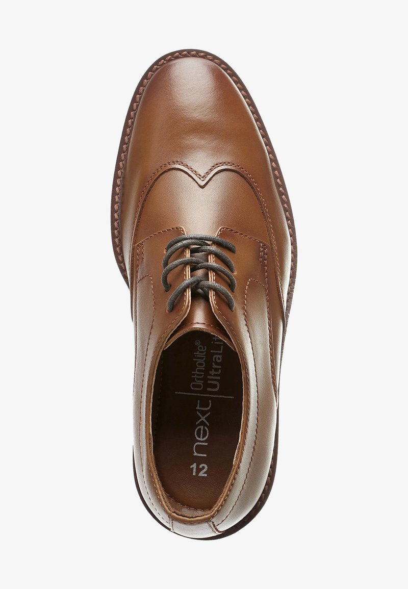 Rudono odinė suknelė bateliai su lygiu paviršiumi, raištelių užsegimas ir kontrastingos siūlės aplink pado kraštą. Su Ortholite® vidpadžiu. Dydis 12.