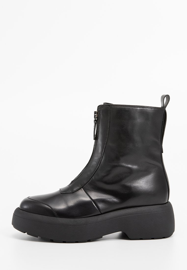 Schwarze Lederstiefelette mit einer robusten Plateausohle, ausgestattet mit einem Reißverschluss an der Vorderseite und einer Zuglasche an der Ferse. Glatte Oberfläche und elegantes Design.