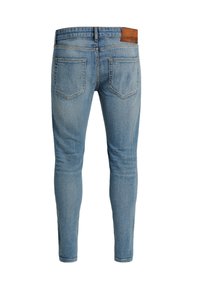 Lyseblå, figursydde jeans laget av denim, med en tanfarget lærlapp bak, to baklommer og en jevn tekstur.