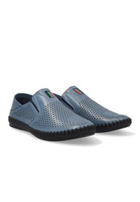Modré děrované kožené slip-on boty s černými gumovými podrážkami a vícebarevným akcentem na svršku. Měkká textura a zaoblený design špičky.