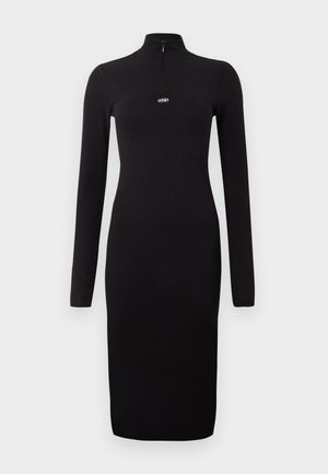 Černé žebrované šaty s dlouhým rukávem a polootevřeným límcem, s přiléhavým střihem, na hrudi s malým logem. Hladká textura.