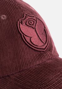 Bordeaux gekleurde corduroy pet met een geborduurd rozenembleem. Gelaagd stof met zichtbare ribbels en een gebogen klep.