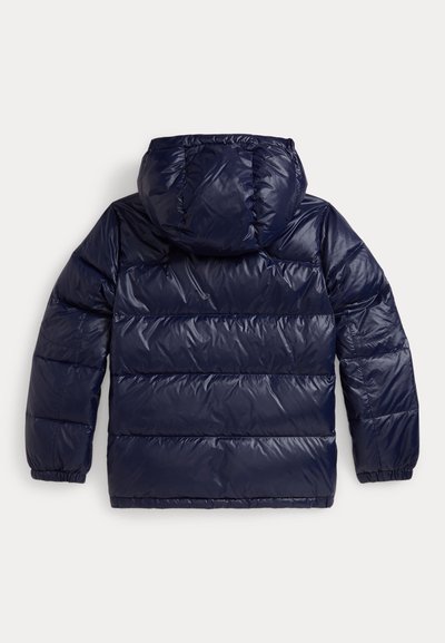Veste d'hiver matelassée bleu marine avec capuche, poignets élastiques et coutures horizontales, vue de dos sur fond uni.