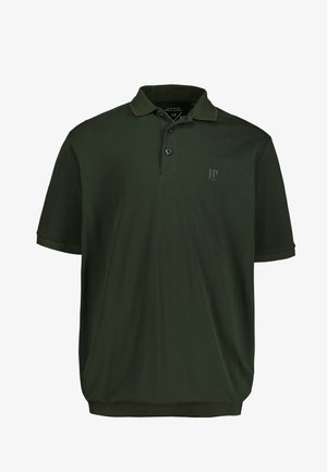 Polo shirt vert foncé en tissu doux et texturé, avec une patte de boutonnage à trois boutons et un petit logo brodé sur le côté gauche de la poitrine.