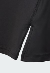 Μαύρο αθλητικό πουκάμισο με λείο, συνθετικό ύφασμα, πλαϊνό άνοιγμα και ενισχυμένες ραφές κατά μήκος των ενώσεων για ανθεκτικότητα.