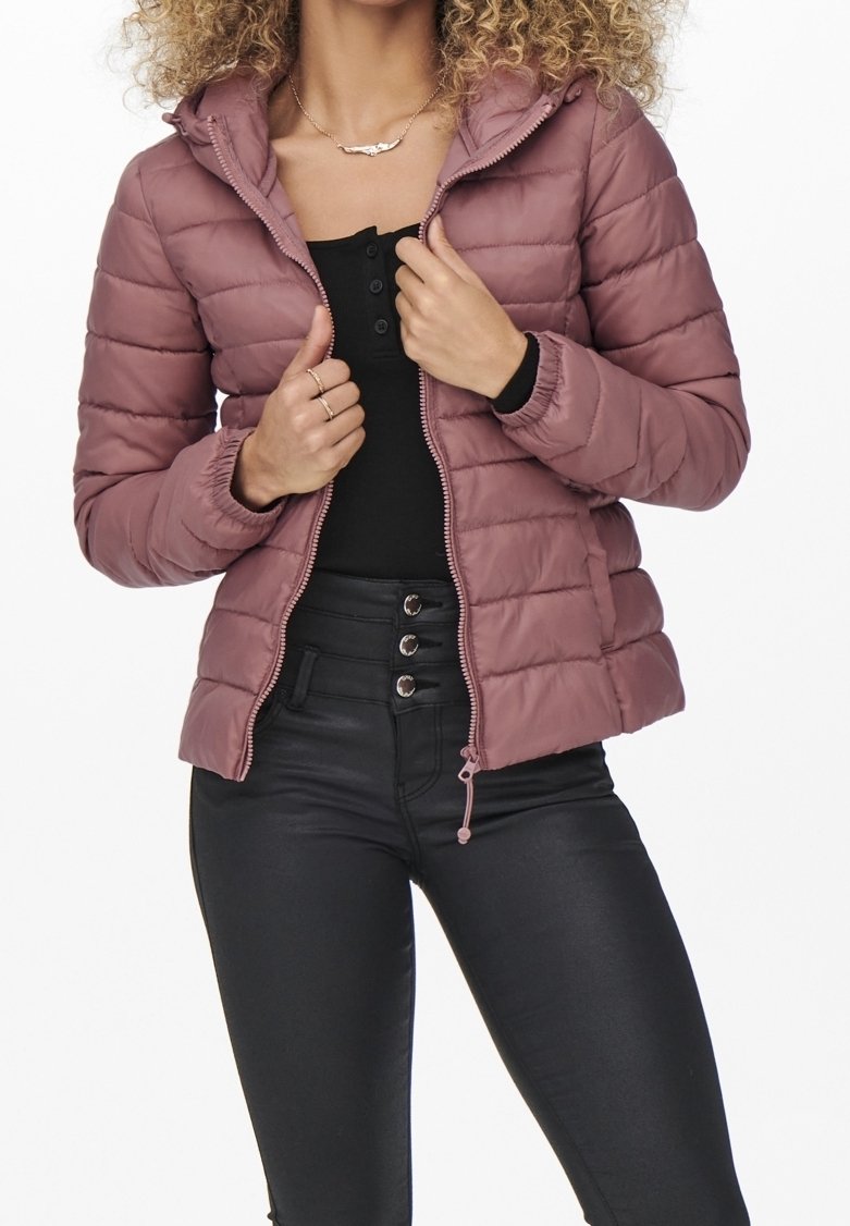 Puffer jacket in mauve with quilted design, front zipper, hood, and elastic cuffs. Paired with black high-waisted pants and a black top.